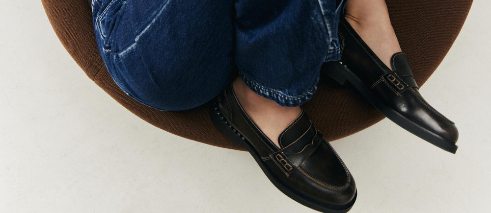 Eine Karte auf einer blauen Motorhaube