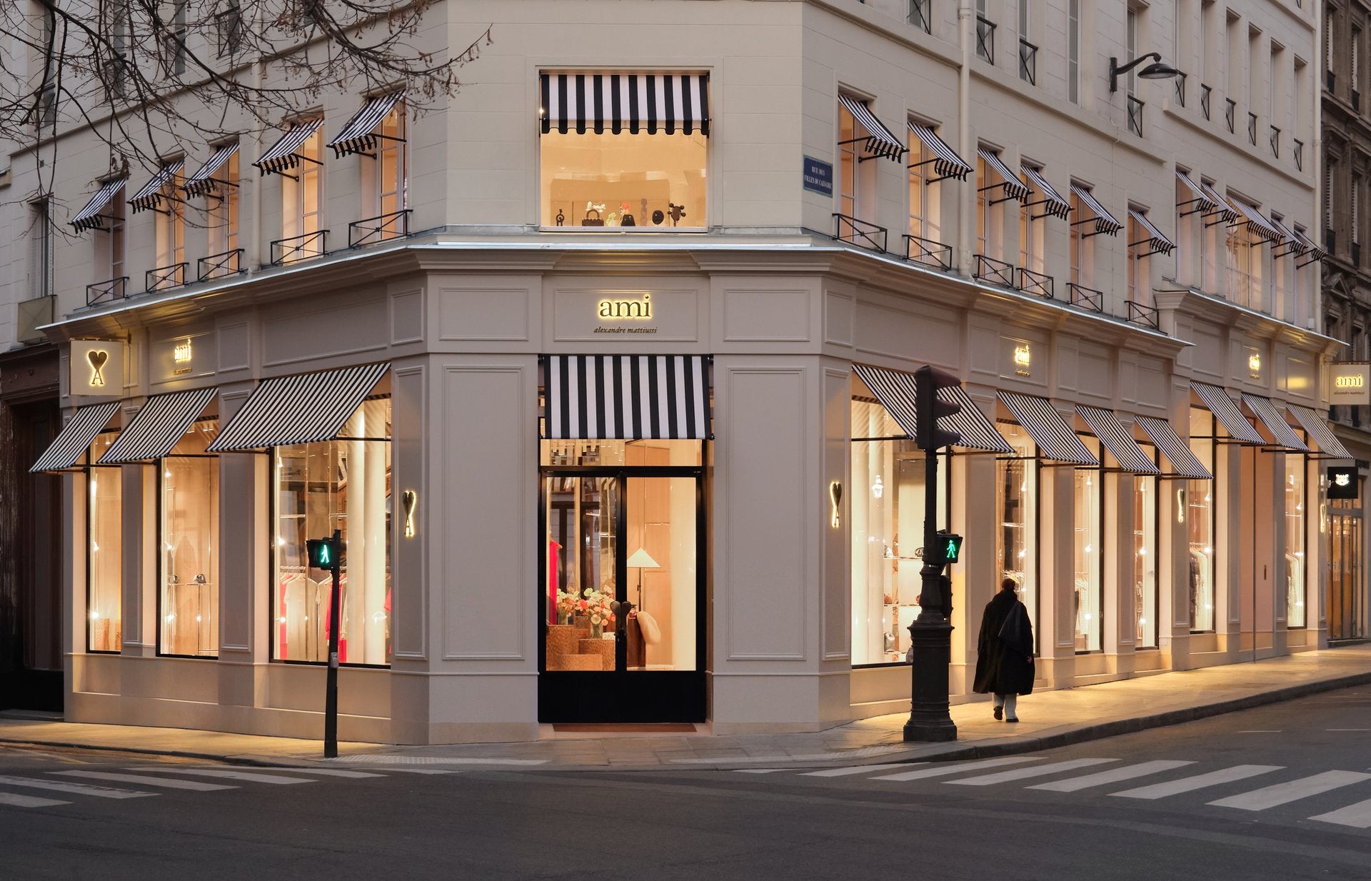 Gruppe von Menschen Models die grau weiß gekleidet sind sitzen nebeneinander