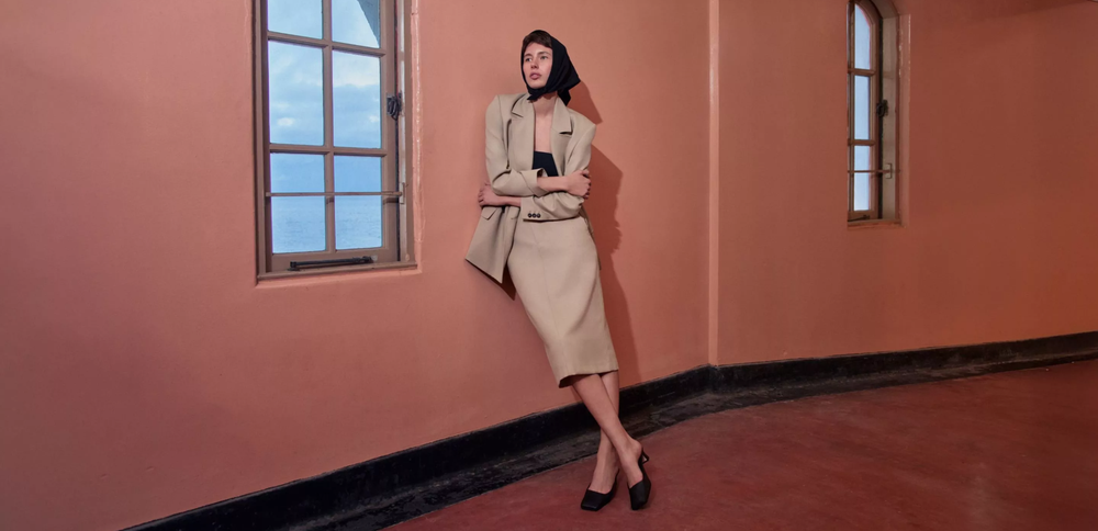 Eine Frau in einem weißen Kleid sitzt auf dem Boden