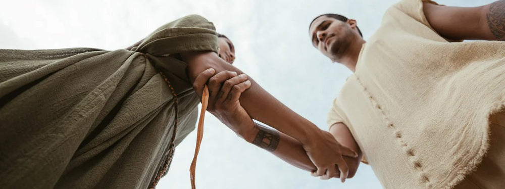 Ein Mann hält die Hand einer Frau vor dem Hintergrund des Himmels