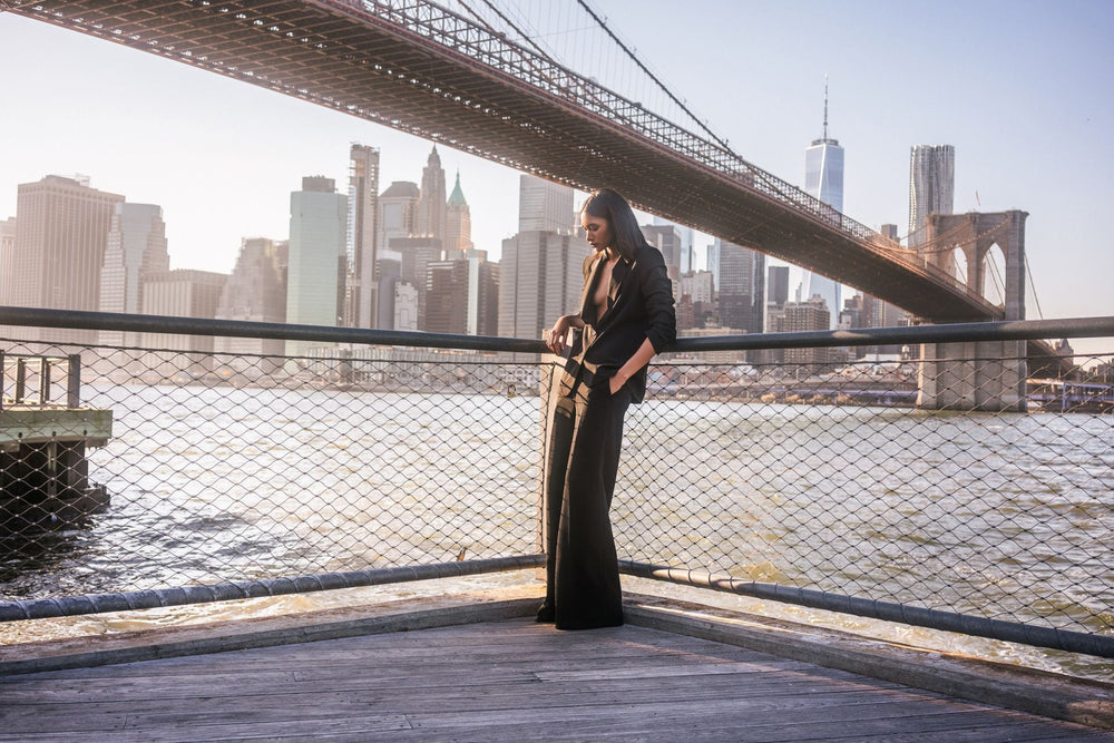 Eine auf dem Boden sitzende Frau in einem weißen Outfit