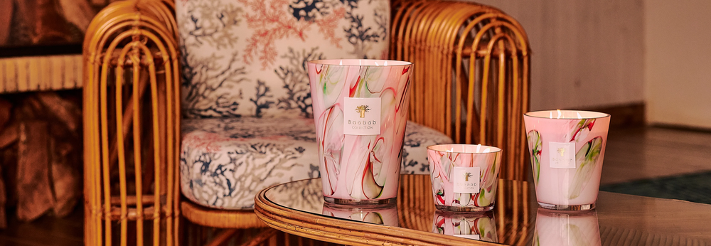 Ein paar Kerzen, die auf einem Tisch stehend