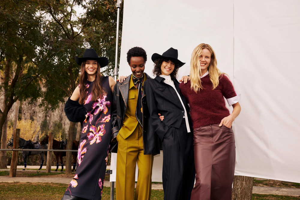 Drei Bilder von einer blonden Frau auf einer Ranch in unterschiedlichen Outfits von Dorothee Schumacher