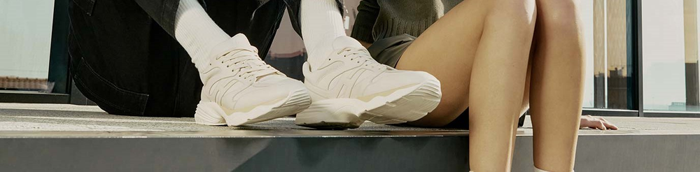 Eine Collage mit Fotos von Models in Mänteln und Turnschuhen