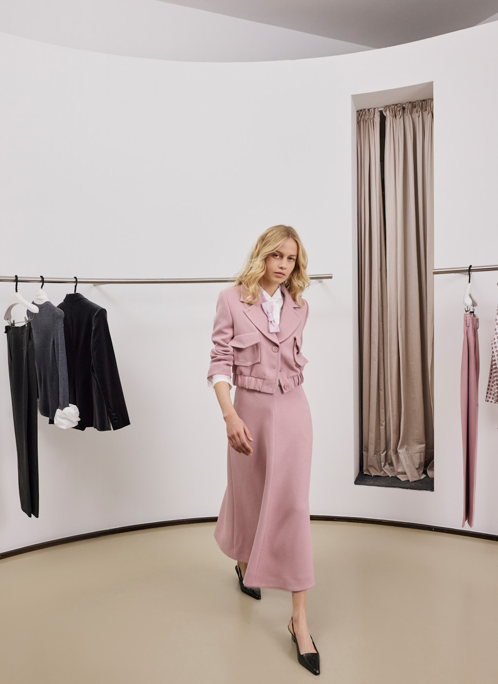 Drei Bilder von einer blonden Frau auf einer Ranch in unterschiedlichen Outfits von Dorothee Schumacher