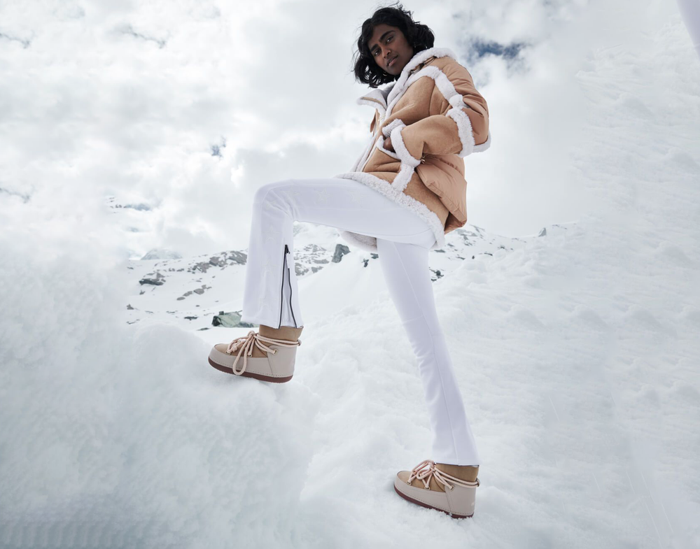 Die Füße einer Person mit einem Paar Turnschuhen