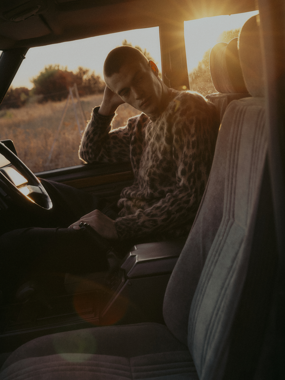 Ein Mann mit blondem Haar und einem karierten Mantel