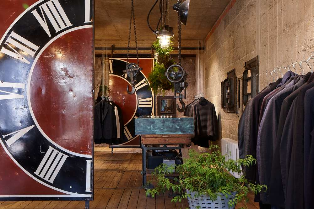 Eine Frau in einem karierten Mantel geht die Straße entlang