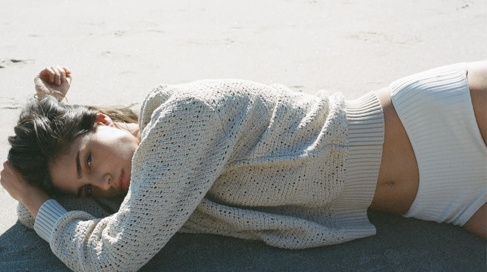 Drei Bilder nebeneinander von Frauen in Frame Jeans. Die linke Frau trägt einen vorne geknöpfen Jeansrock, die beiden anderen Frauen tragen locker sitzende Jeanshosen.