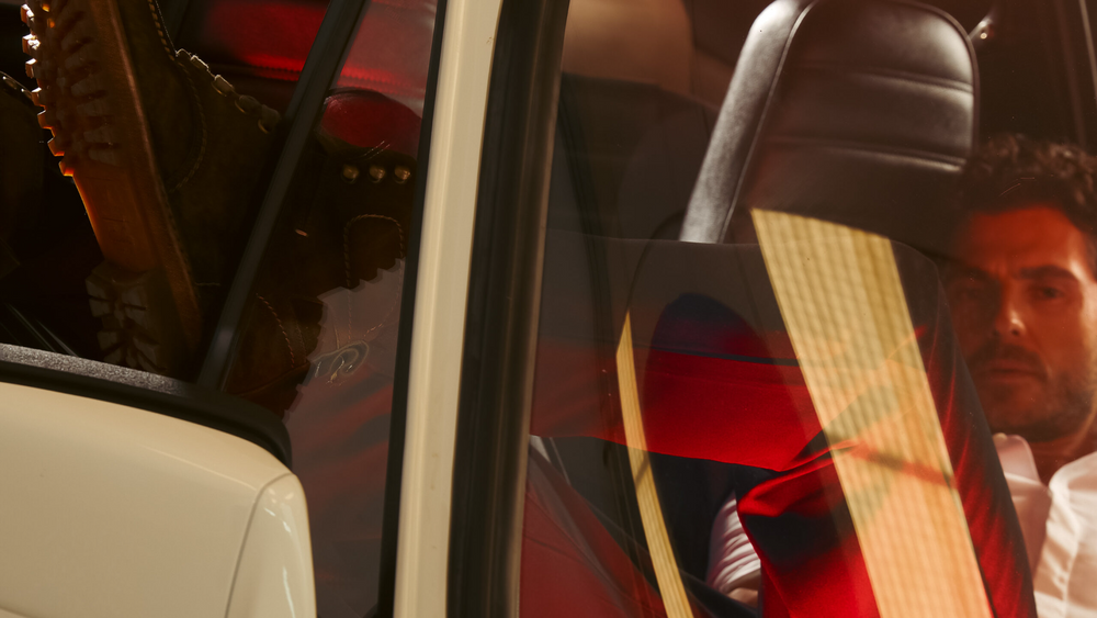 Ein Paar braune Schuhe, die auf der Vorderseite eines Fahrzeugs sitzen