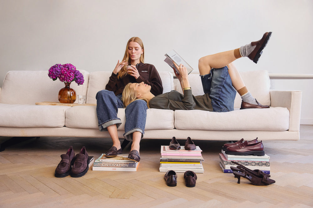 Ein Paar Frauen, die nebeneinander sitzen