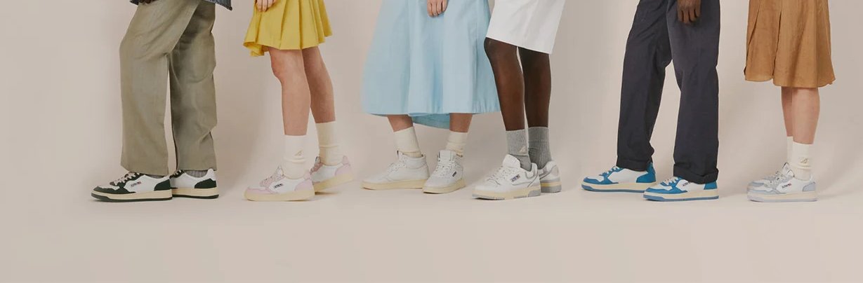 Sechs Model Beine die verschiedene Autry Sneaker tragen
