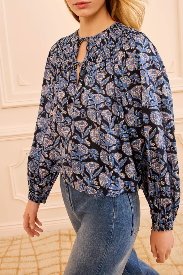 Bluse mit locker geschnittener Passform, voluminösen langen Ärmeln mit elastischen Bündchen, V-Ausschnitt mit gerafften Abschlüssen und doppelten Bindebändern vorne in mehrfarbigem Design