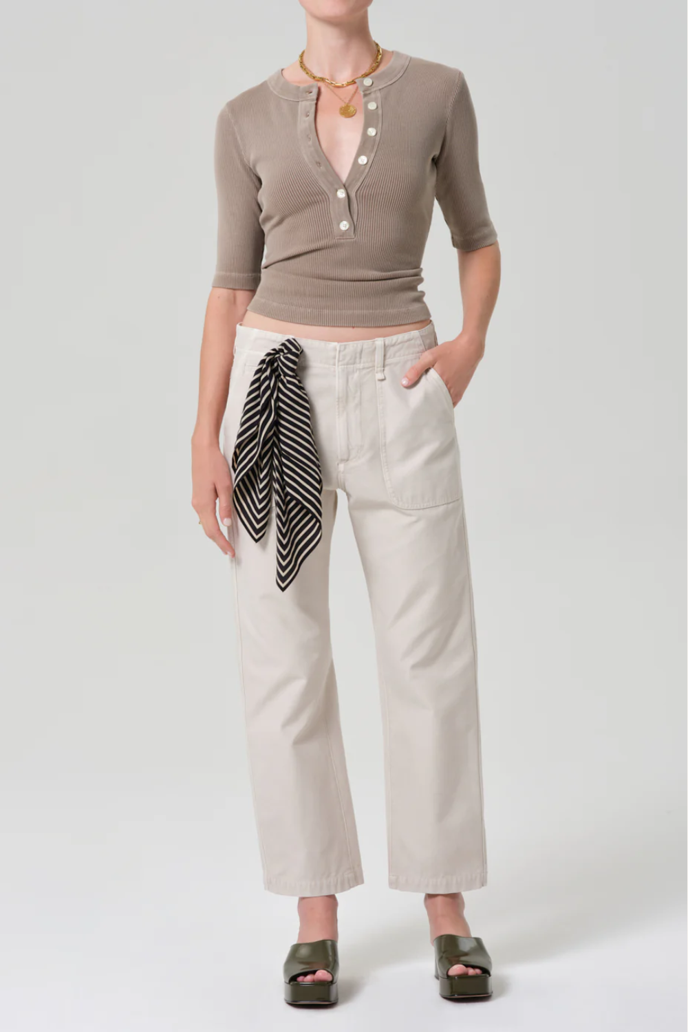 Helle Hose mit entspannter, vintage-inspirierter Beinlinie und großen aufgesetzten Taschen vorne aus mittelfestem, formstabilem Twill