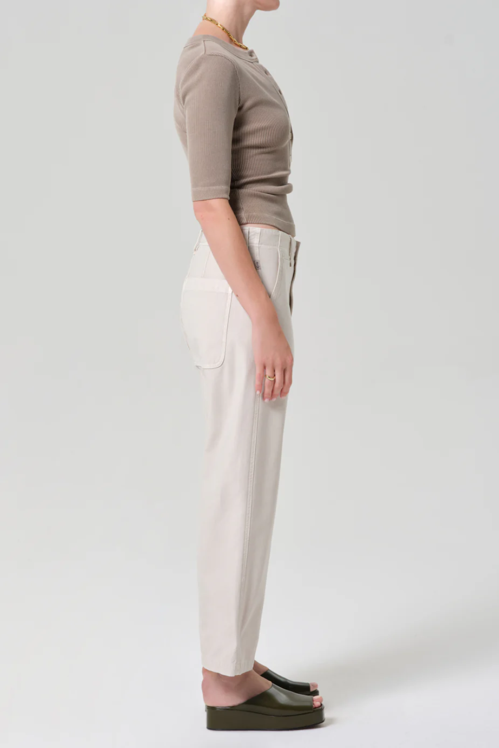 Helle Hose mit entspannter, vintage-inspirierter Beinlinie und großen aufgesetzten Taschen vorne aus mittelfestem, formstabilem Twill