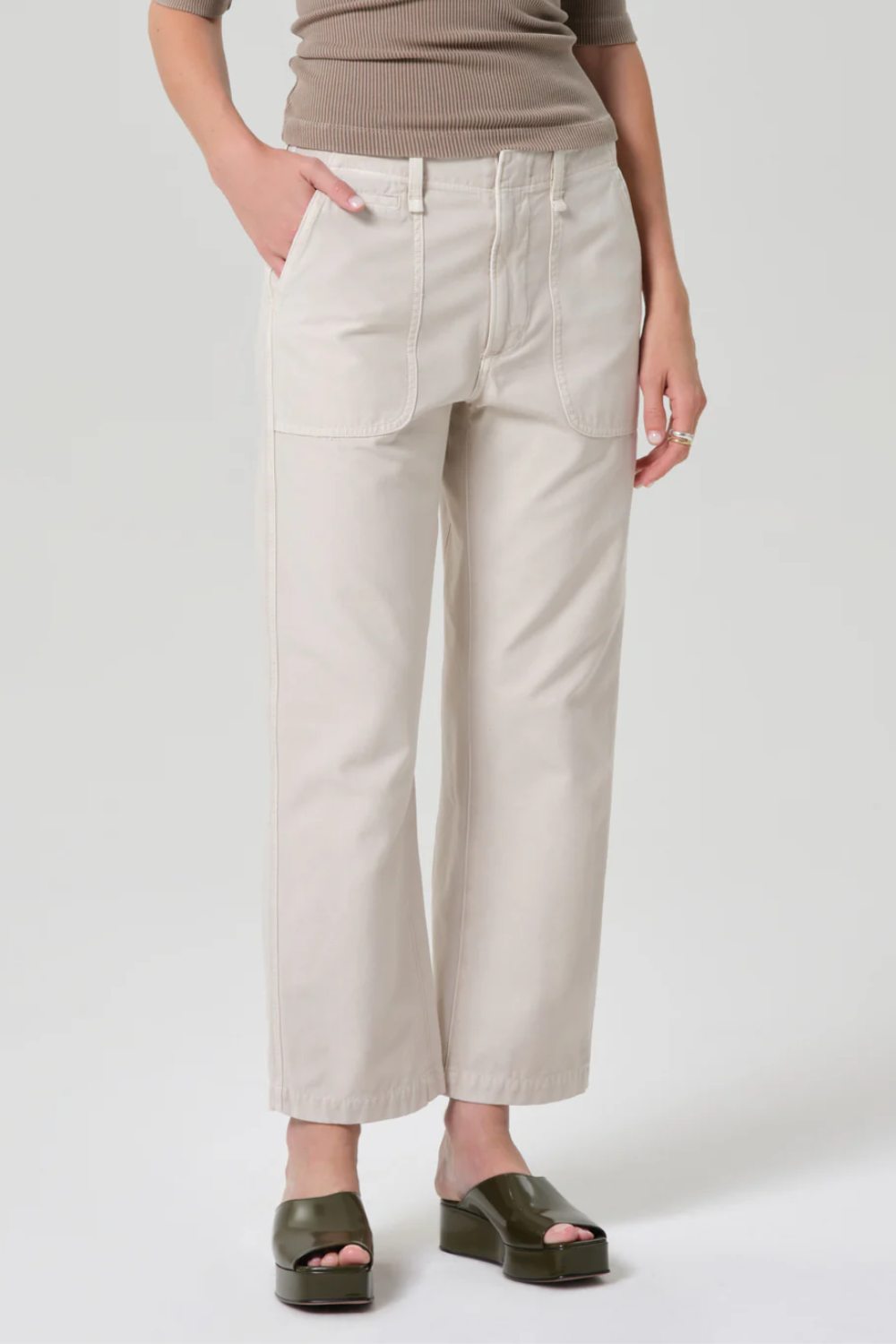 Helle Hose mit entspannter, vintage-inspirierter Beinlinie und großen aufgesetzten Taschen vorne aus mittelfestem, formstabilem Twill