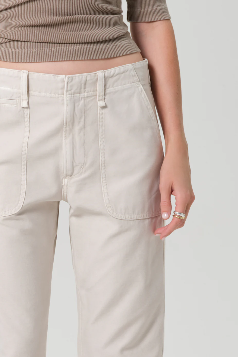Helle Hose mit entspannter, vintage-inspirierter Beinlinie und großen aufgesetzten Taschen vorne aus mittelfestem, formstabilem Twill