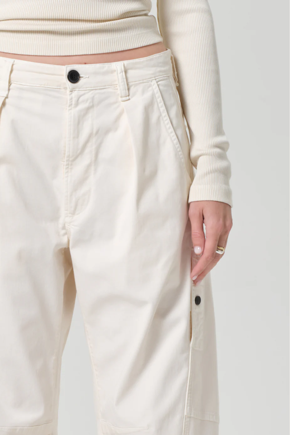 Hose in Creme mit Bundfalten, weichem Barrel-Leg und seitlichen Taschen aus mittelschwerem Stretch-Twill