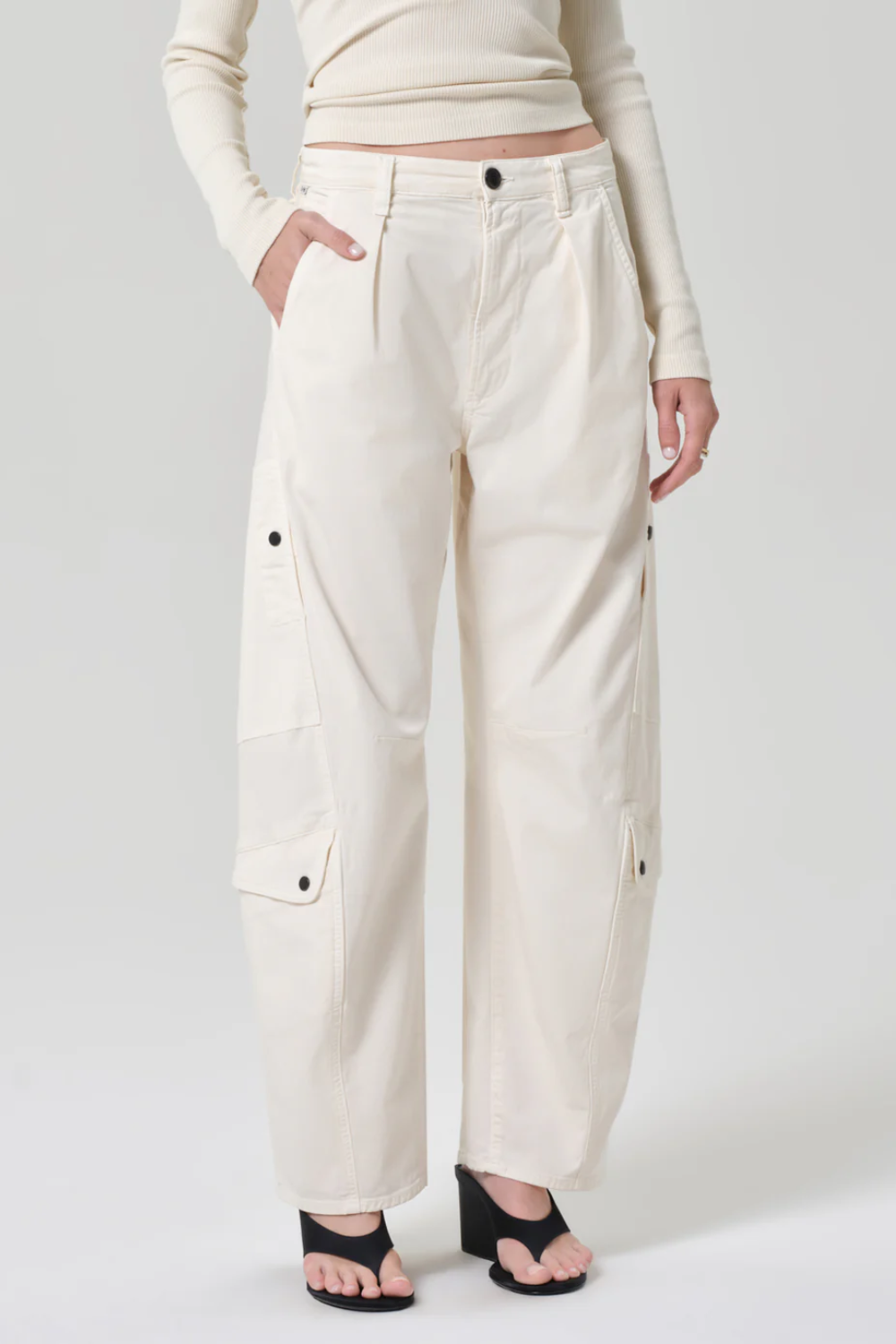 Hose in Creme mit Bundfalten, weichem Barrel-Leg und seitlichen Taschen aus mittelschwerem Stretch-Twill