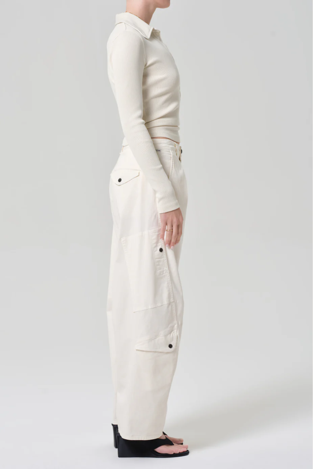 Hose in Creme mit Bundfalten, weichem Barrel-Leg und seitlichen Taschen aus mittelschwerem Stretch-Twill