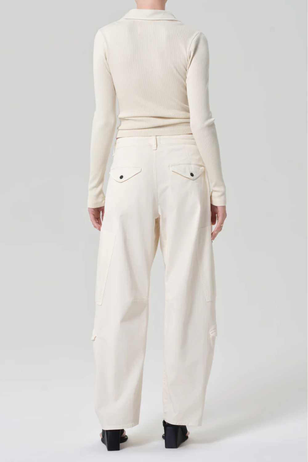 Hose in Creme mit Bundfalten, weichem Barrel-Leg und seitlichen Taschen aus mittelschwerem Stretch-Twill