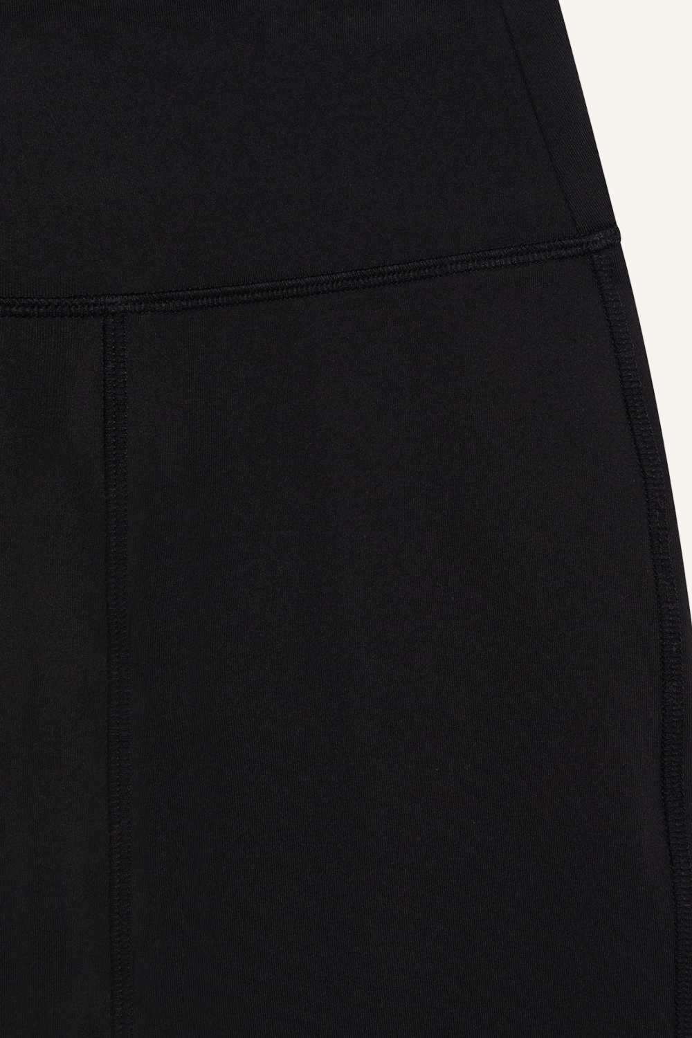 Schwarze Leggings mit hohem Bund und kleinem weißen Logo am linken Bein aus technischem, elastischem Gewebe