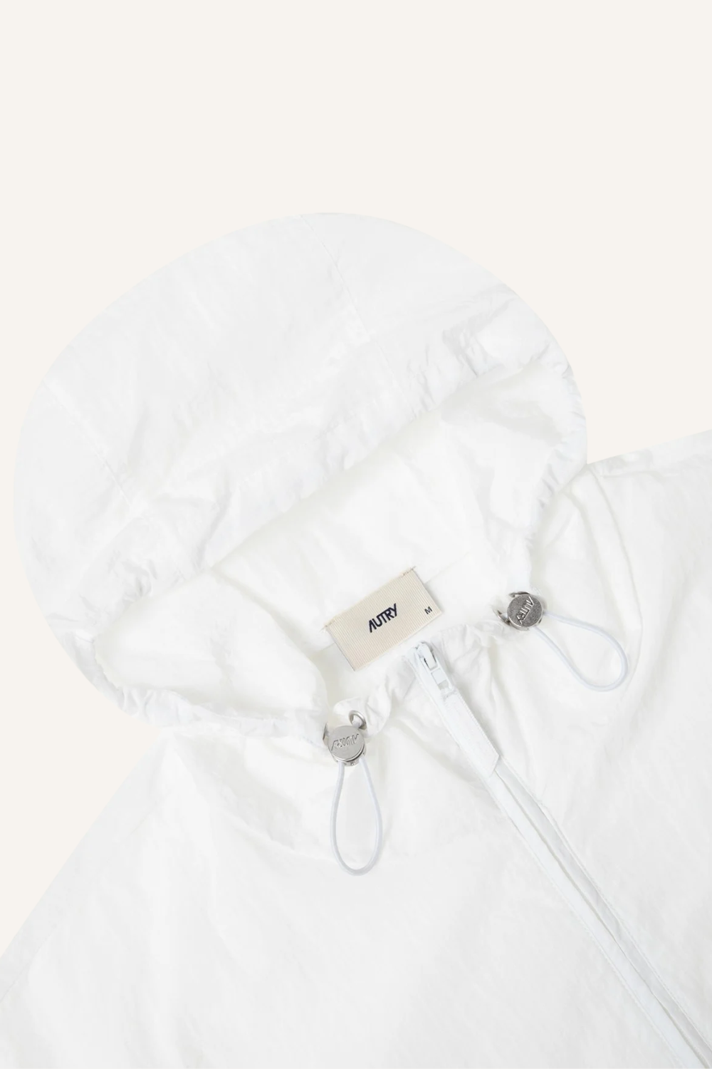 Close up: Unisex-Jacke aus strapazierfähigem Ripstop mit Kapuze, durchgehendem Reißverschluss und Transfer-Logo auf der Brust