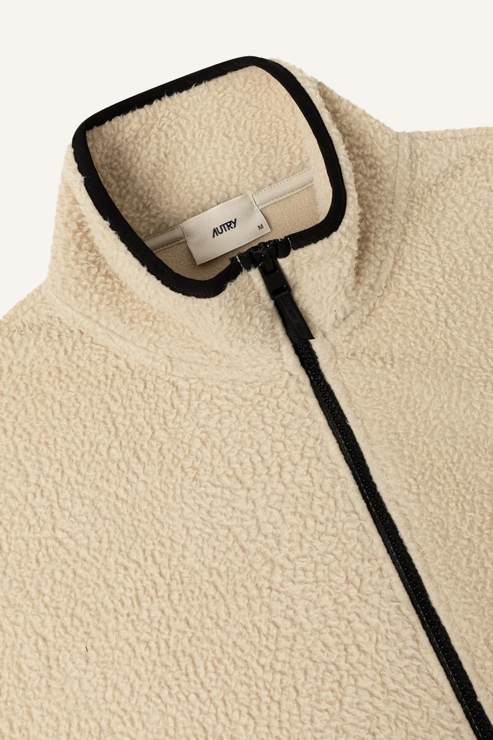 Close up: Oversize Teddy-Jacke aus 100% Polyester mit durchgehendem Reißverschluss, Logo-Zipper, Logo-Stickerei und schwarzen Kontrastdetails