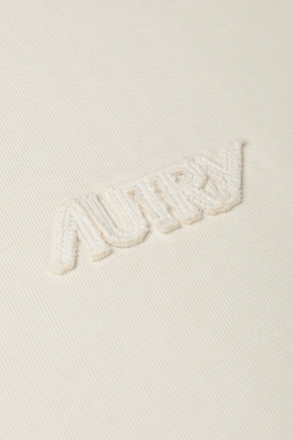 Close up Logo: Rundhals-Sweatshirt aus reiner Baumwolle mit Rippstrick am Kragen, Doppelnähten und aufgenähtem Autry-Logo-Patch auf der Brust in hellblauer Farbe