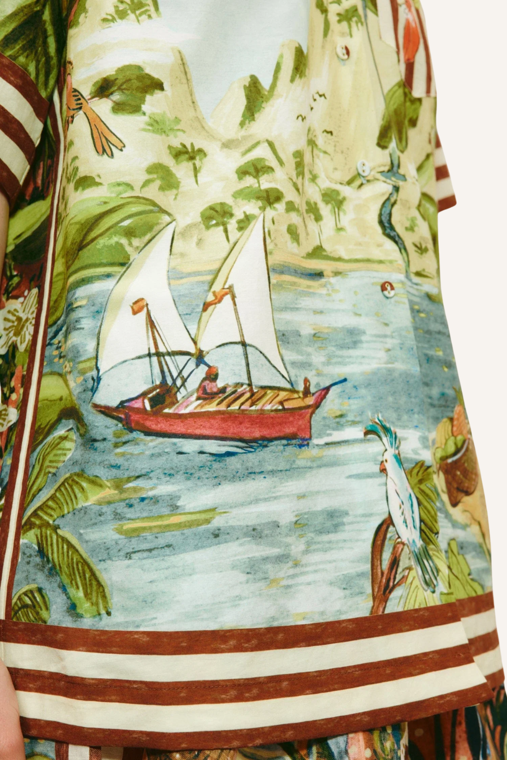 Close up: Kurze, lässige Shorts mit elastischem Bund, seitlichen Schlitzen und tropischem Muster mit Vögeln und Blüten