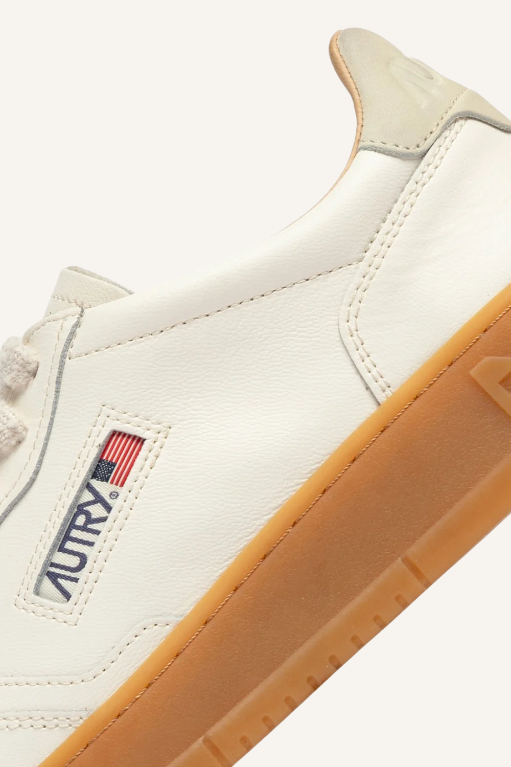 Sneaker aus Leder und Nubukleder mit Mikrolöchern an der Schuhspitze, flachen Baumwoll-Schnürsenkeln, gesticktem Label auf der Lasche, gepolstertem Kragen, Leder- und Baumwollfrottee-Futter, 2 cm erhöhter Ledersohle und 2,5-3,5 cm hoher Gummisohle