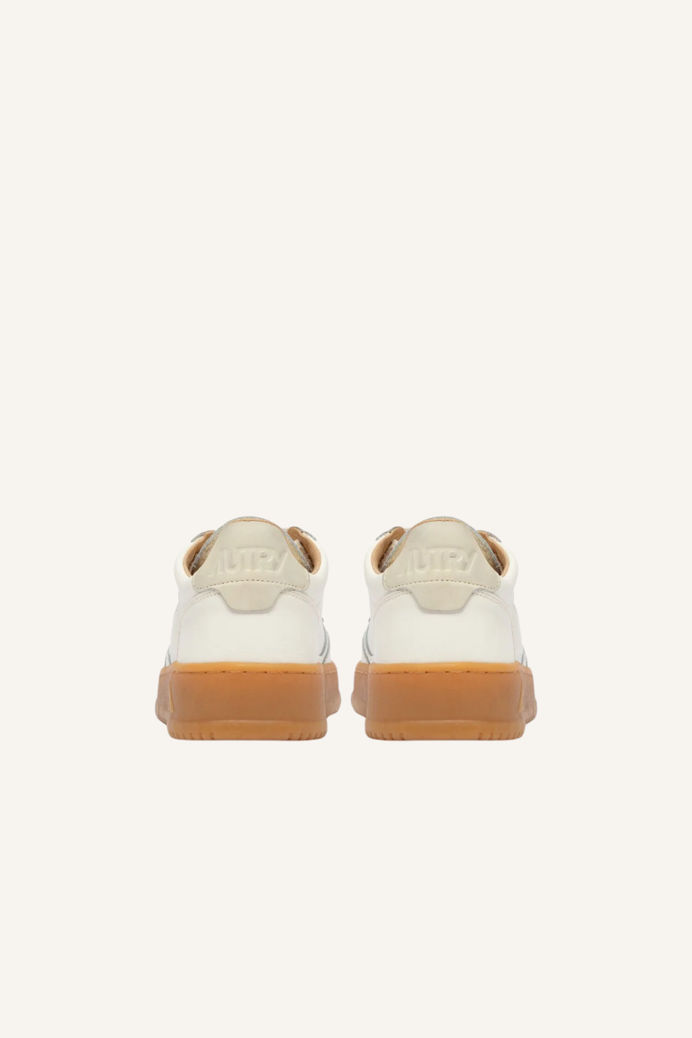Sneaker aus Leder und Nubukleder mit Mikrolöchern an der Schuhspitze, flachen Baumwoll-Schnürsenkeln, gesticktem Label auf der Lasche, gepolstertem Kragen, Leder- und Baumwollfrottee-Futter, 2 cm erhöhter Ledersohle und 2,5-3,5 cm hoher Gummisohle