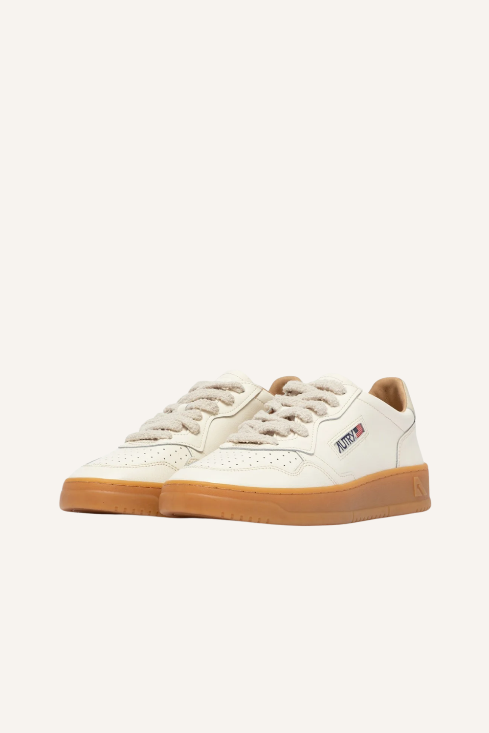 Sneaker aus Leder und Nubukleder mit Mikrolöchern an der Schuhspitze, flachen Baumwoll-Schnürsenkeln, gesticktem Label auf der Lasche, gepolstertem Kragen, Leder- und Baumwollfrottee-Futter, 2 cm erhöhter Ledersohle und 2,5-3,5 cm hoher Gummisohle
