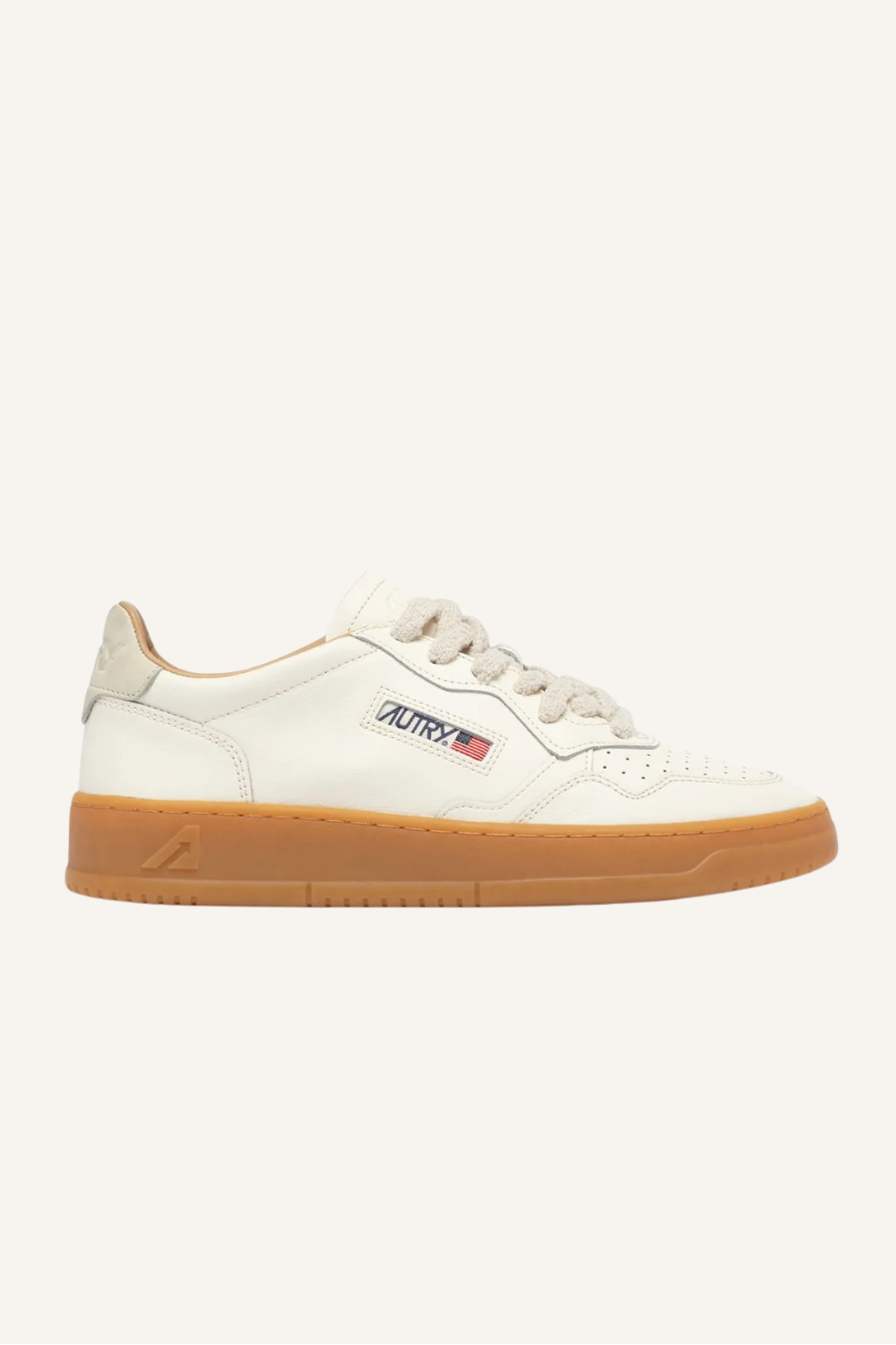 Sneaker aus Leder und Nubukleder mit Mikrolöchern an der Schuhspitze, flachen Baumwoll-Schnürsenkeln, gesticktem Label auf der Lasche, gepolstertem Kragen, Leder- und Baumwollfrottee-Futter, 2 cm erhöhter Ledersohle und 2,5-3,5 cm hoher Gummisohle
