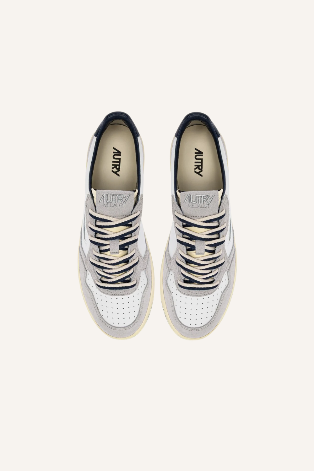 Sneaker mit Lederobermaterial, Mikrolöchern an der Schuhspitze, flachen Baumwoll-Schnürsenkeln, gesticktem Label auf der Lasche, gepolstertem Kragen, Leder- und Baumwollfrottee-Futter, 2 cm erhöhter Ledersohle und Gummisohle mit 2,5-3,5 cm Sohlenhöhe
