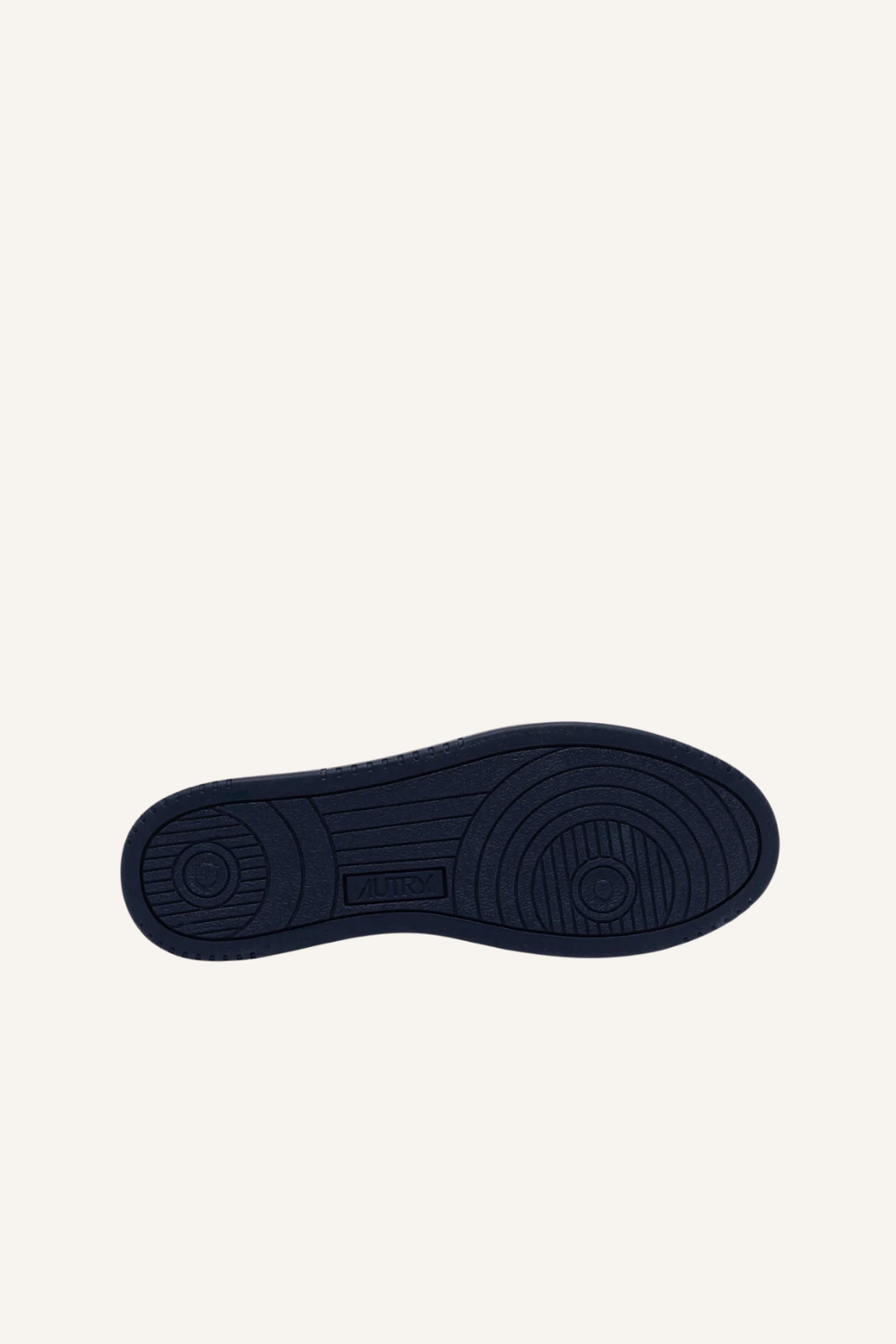 Sneaker mit Lederobermaterial, Mikrolöchern an der Schuhspitze, flachen Baumwoll-Schnürsenkeln, gesticktem Label auf der Lasche, gepolstertem Kragen, Leder- und Baumwollfrottee-Futter, 2 cm erhöhter Ledersohle und Gummisohle mit 2,5-3,5 cm Sohlenhöhe