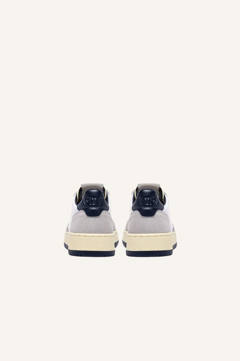 Sneaker mit Lederobermaterial, Mikrolöchern an der Schuhspitze, flachen Baumwoll-Schnürsenkeln, gesticktem Label auf der Lasche, gepolstertem Kragen, Leder- und Baumwollfrottee-Futter, 2 cm erhöhter Ledersohle und Gummisohle mit 2,5-3,5 cm Sohlenhöhe