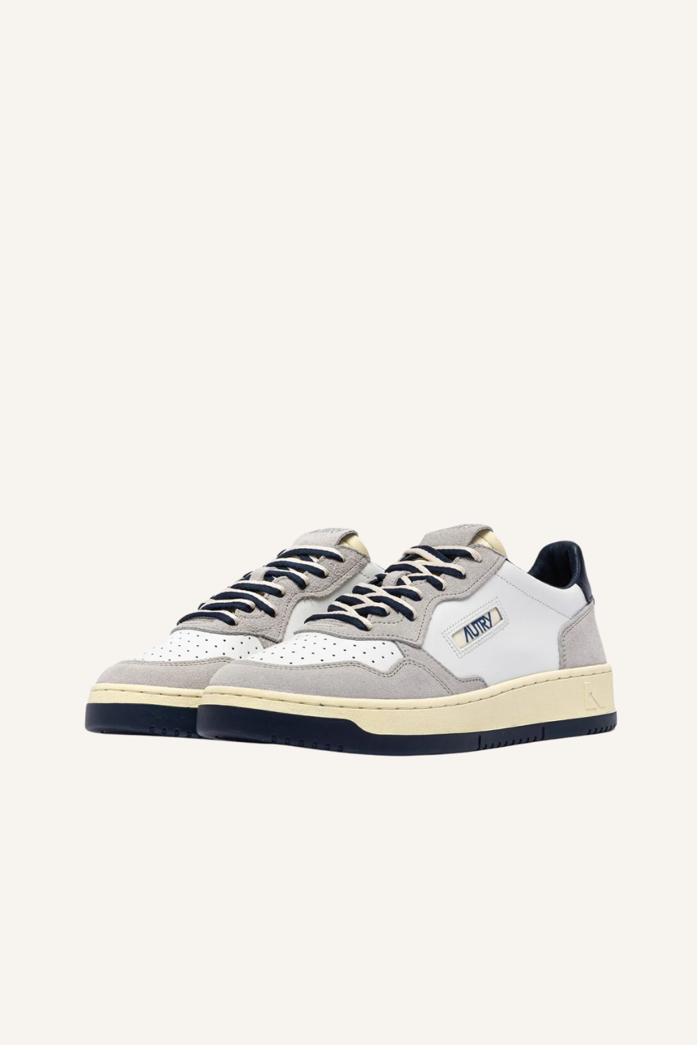 Sneaker mit Lederobermaterial, Mikrolöchern an der Schuhspitze, flachen Baumwoll-Schnürsenkeln, gesticktem Label auf der Lasche, gepolstertem Kragen, Leder- und Baumwollfrottee-Futter, 2 cm erhöhter Ledersohle und Gummisohle mit 2,5-3,5 cm Sohlenhöhe