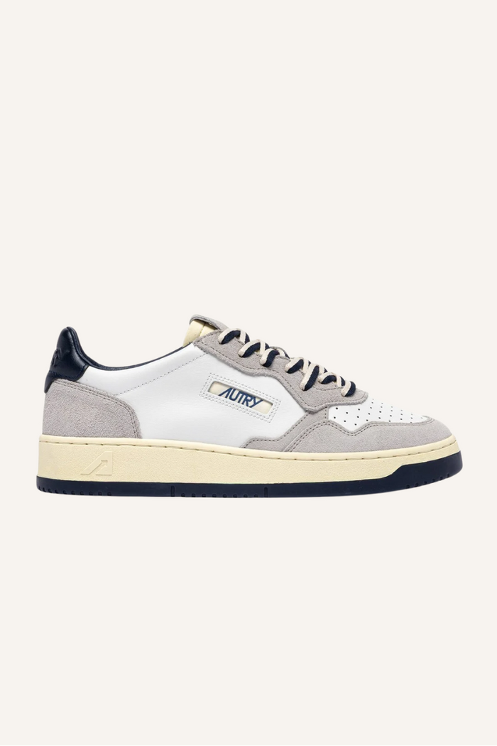 Sneaker mit Lederobermaterial, Mikrolöchern an der Schuhspitze, flachen Baumwoll-Schnürsenkeln, gesticktem Label auf der Lasche, gepolstertem Kragen, Leder- und Baumwollfrottee-Futter, 2 cm erhöhter Ledersohle und Gummisohle mit 2,5-3,5 cm Sohlenhöhe