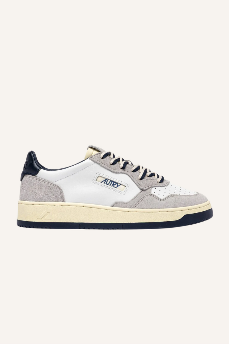 Sneaker mit Lederobermaterial, Mikrolöchern an der Schuhspitze, flachen Baumwoll-Schnürsenkeln, gesticktem Label auf der Lasche, gepolstertem Kragen, Leder- und Baumwollfrottee-Futter, 2 cm erhöhter Ledersohle und Gummisohle mit 2,5-3,5 cm Sohlenhöhe