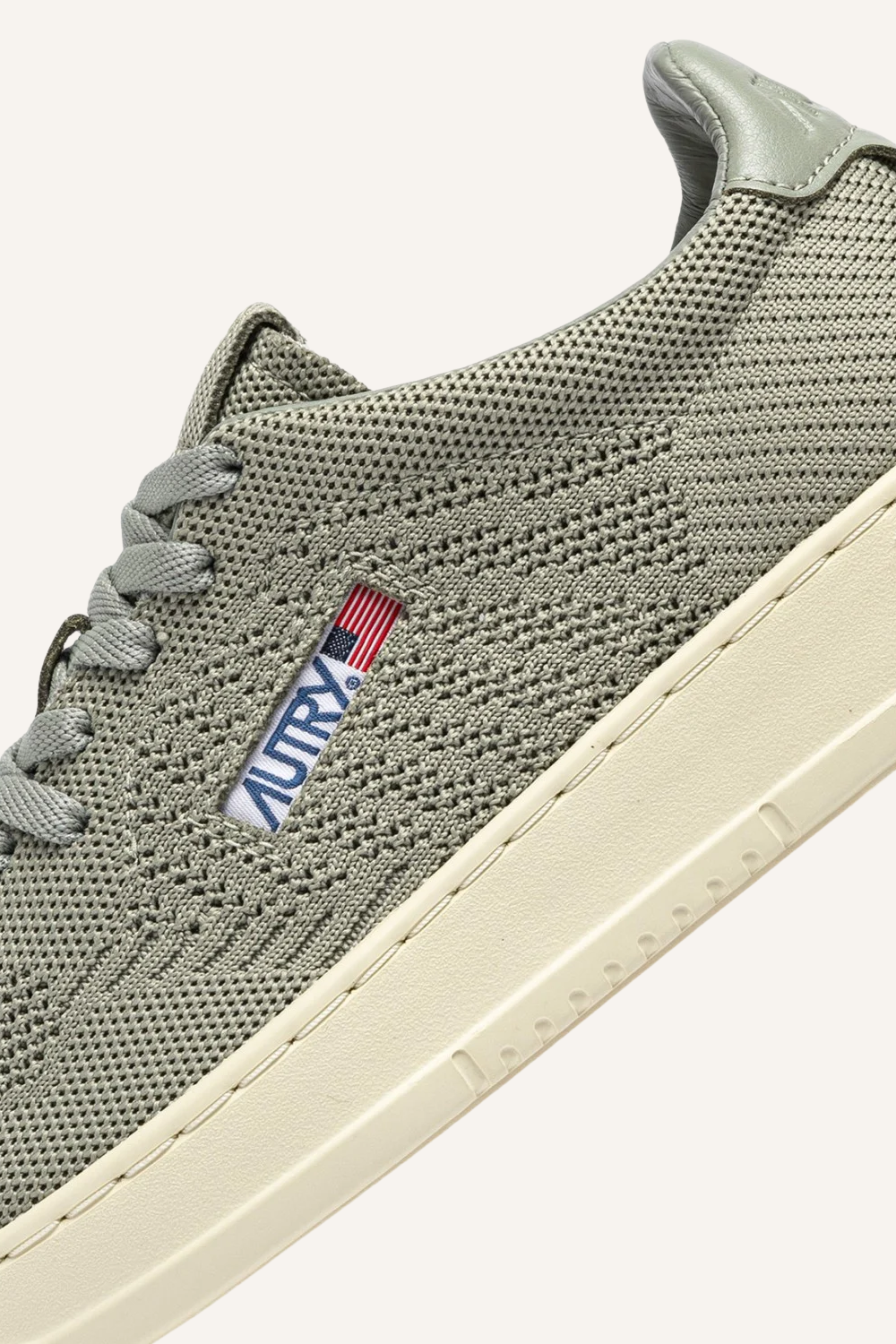 Sneaker mit flachem, gestricktem Obermaterial, flachen Schnürsenkeln, gepolsterter Zunge, farblich passender Hinterkappe mit eingeprägtem Logo und kontrastfarbener Gummisohle mit Logo