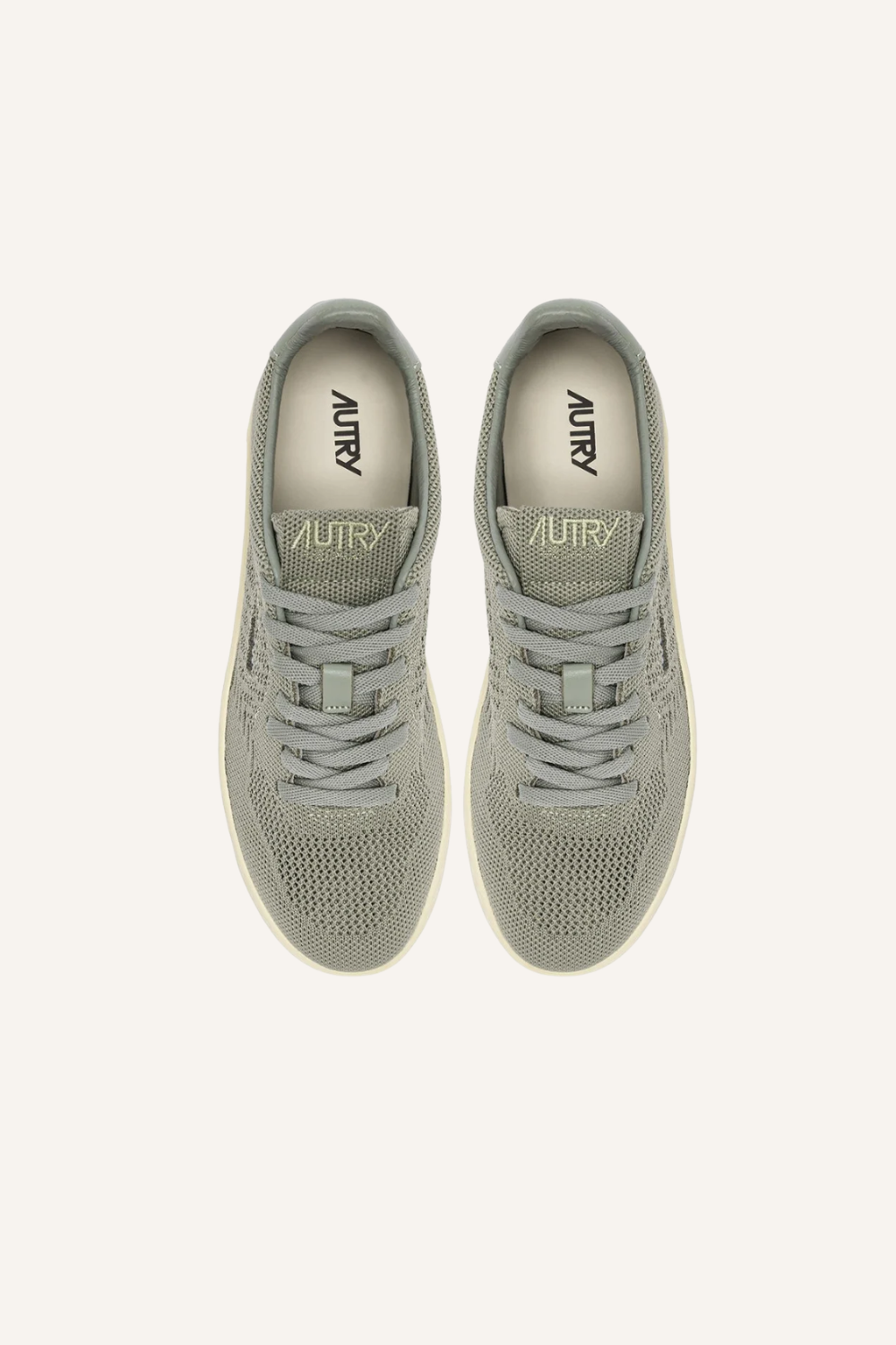 Sneaker mit flachem, gestricktem Obermaterial, flachen Schnürsenkeln, gepolsterter Zunge, farblich passender Hinterkappe mit eingeprägtem Logo und kontrastfarbener Gummisohle mit Logo