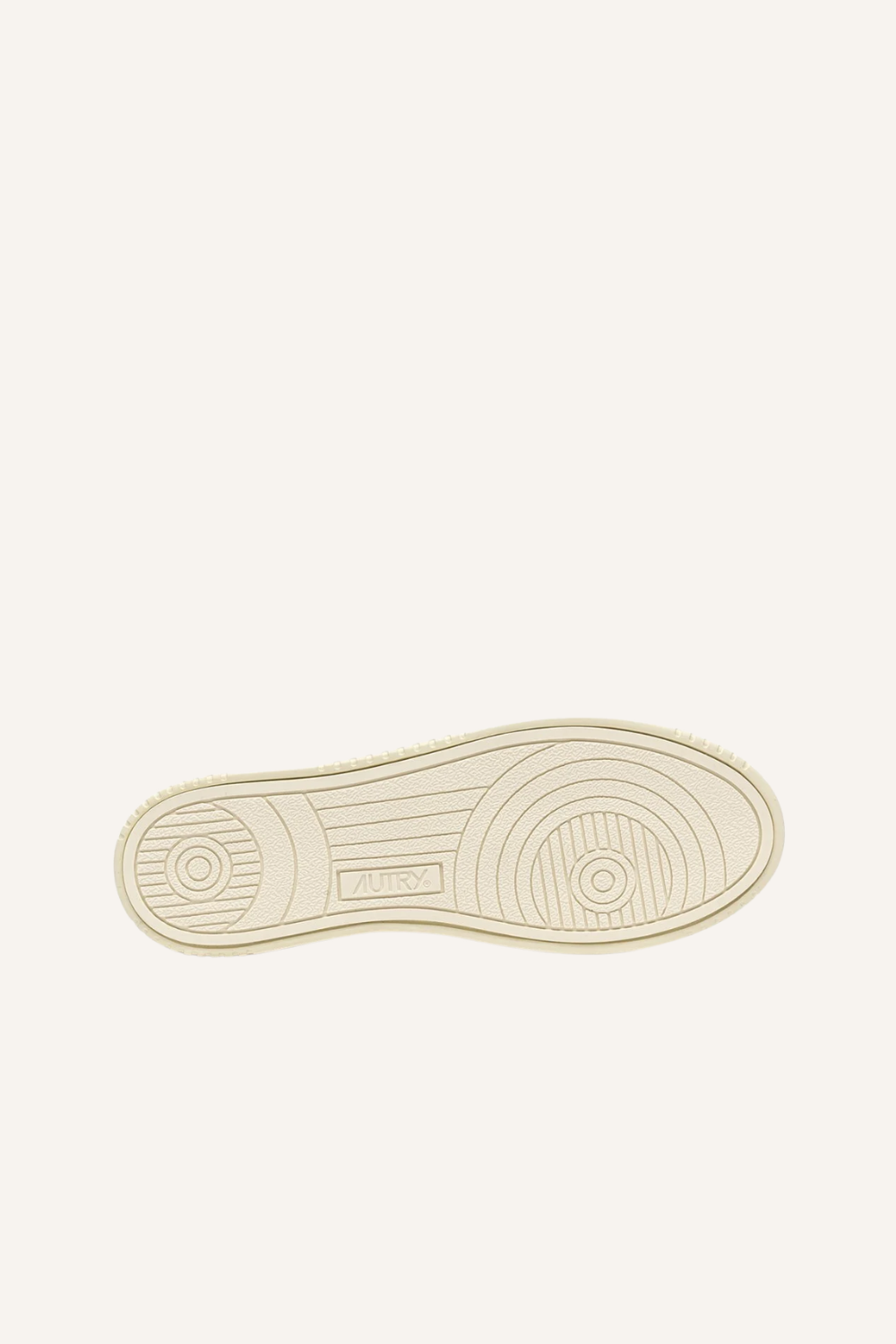 Sneaker mit flachem, gestricktem Obermaterial, flachen Schnürsenkeln, gepolsterter Zunge, farblich passender Hinterkappe mit eingeprägtem Logo und kontrastfarbener Gummisohle mit Logo