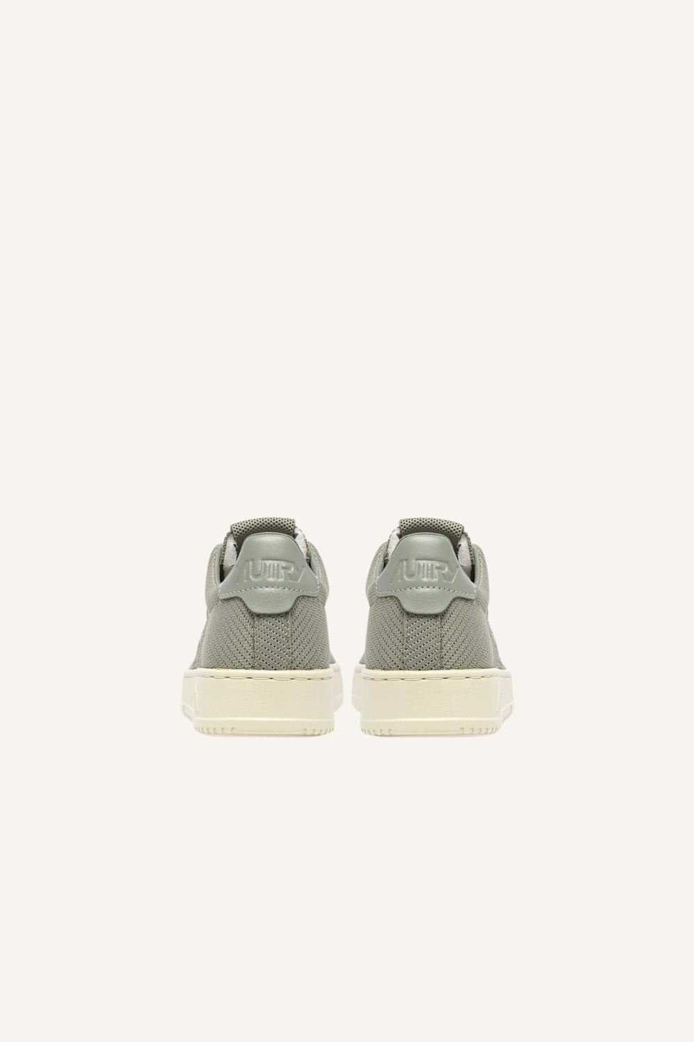 Sneaker mit flachem, gestricktem Obermaterial, flachen Schnürsenkeln, gepolsterter Zunge, farblich passender Hinterkappe mit eingeprägtem Logo und kontrastfarbener Gummisohle mit Logo