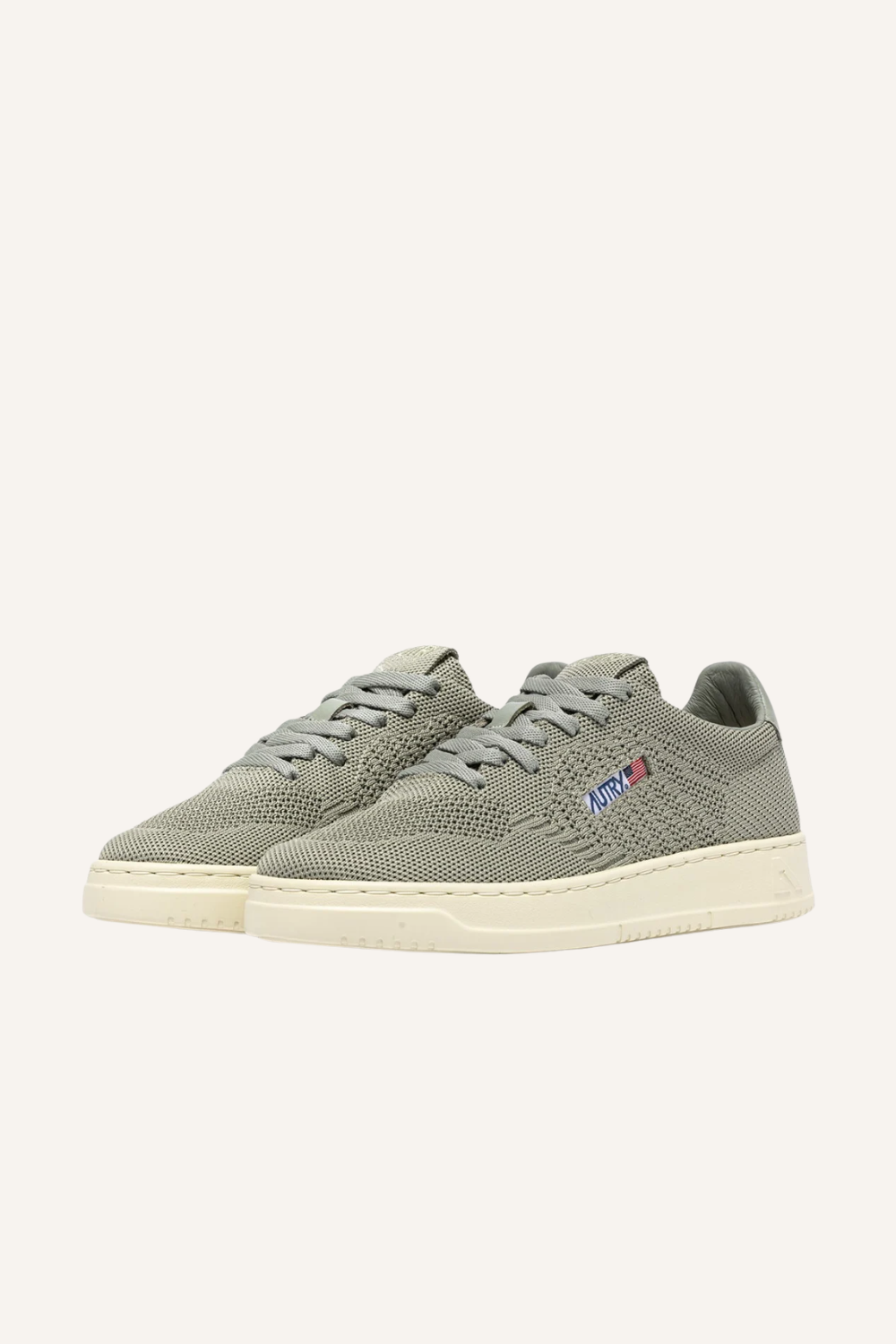 Sneaker mit flachem, gestricktem Obermaterial, flachen Schnürsenkeln, gepolsterter Zunge, farblich passender Hinterkappe mit eingeprägtem Logo und kontrastfarbener Gummisohle mit Logo