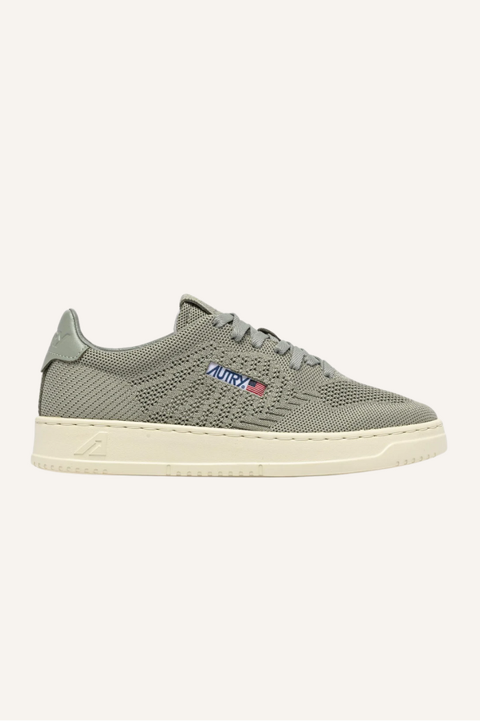 Sneaker mit flachem, gestricktem Obermaterial, flachen Schnürsenkeln, gepolsterter Zunge, farblich passender Hinterkappe mit eingeprägtem Logo und kontrastfarbener Gummisohle mit Logo