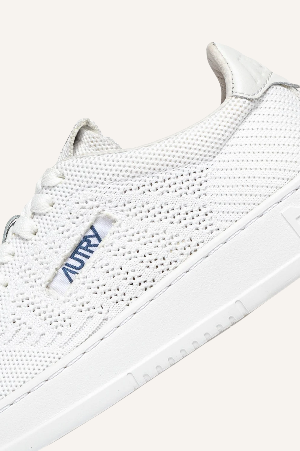 Weißer Sneaker mit flachen Baumwoll-Schnürsenkeln, gestricktem Obermaterial, gepolsterter Zunge, farblich passender Hinterkappe mit eingeprägtem Logo und kontrastfarbener Gummisohle mit Logo