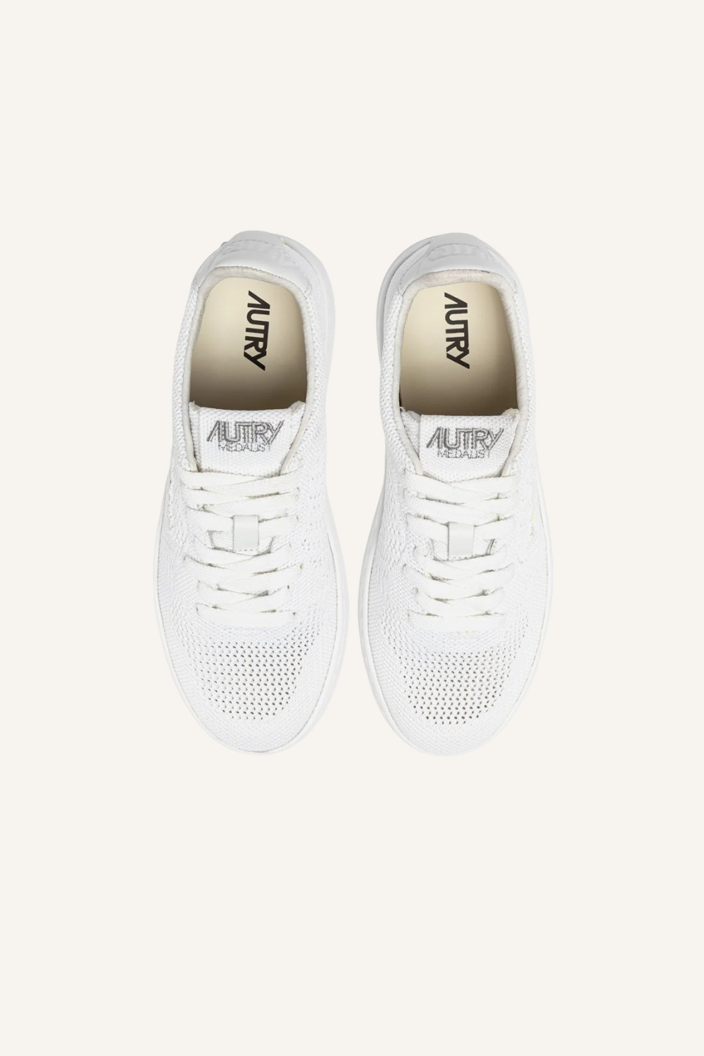 Weißer Sneaker mit flachen Baumwoll-Schnürsenkeln, gestricktem Obermaterial, gepolsterter Zunge, farblich passender Hinterkappe mit eingeprägtem Logo und kontrastfarbener Gummisohle mit Logo