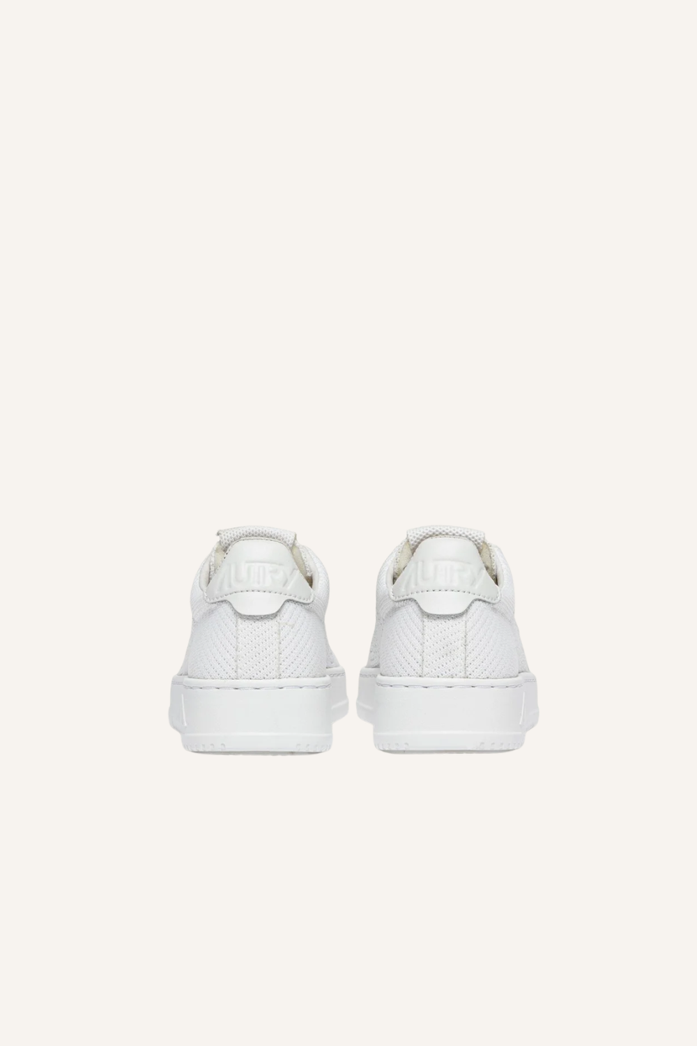 Weißer Sneaker mit flachen Baumwoll-Schnürsenkeln, gestricktem Obermaterial, gepolsterter Zunge, farblich passender Hinterkappe mit eingeprägtem Logo und kontrastfarbener Gummisohle mit Logo
