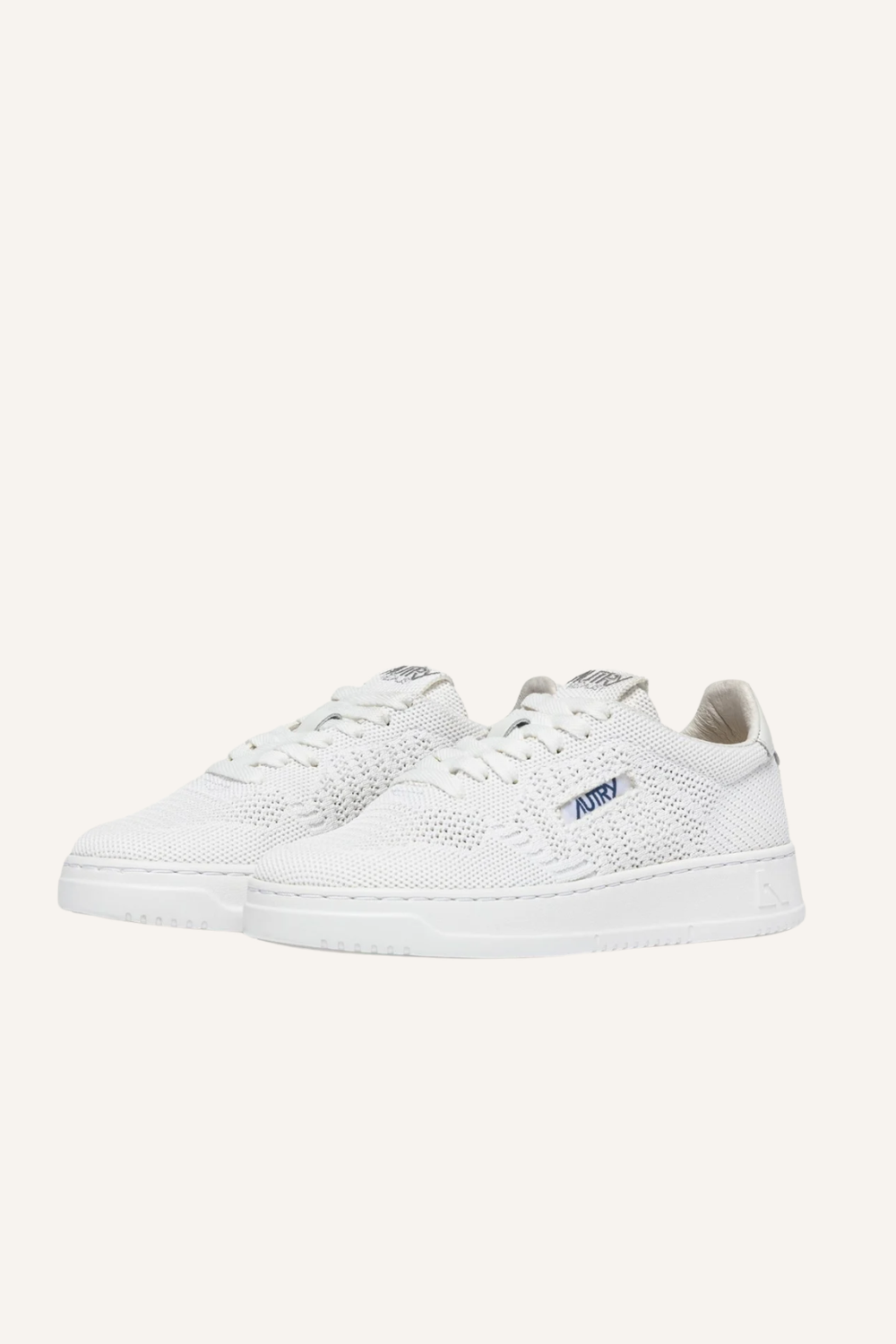 Weißer Sneaker mit flachen Baumwoll-Schnürsenkeln, gestricktem Obermaterial, gepolsterter Zunge, farblich passender Hinterkappe mit eingeprägtem Logo und kontrastfarbener Gummisohle mit Logo